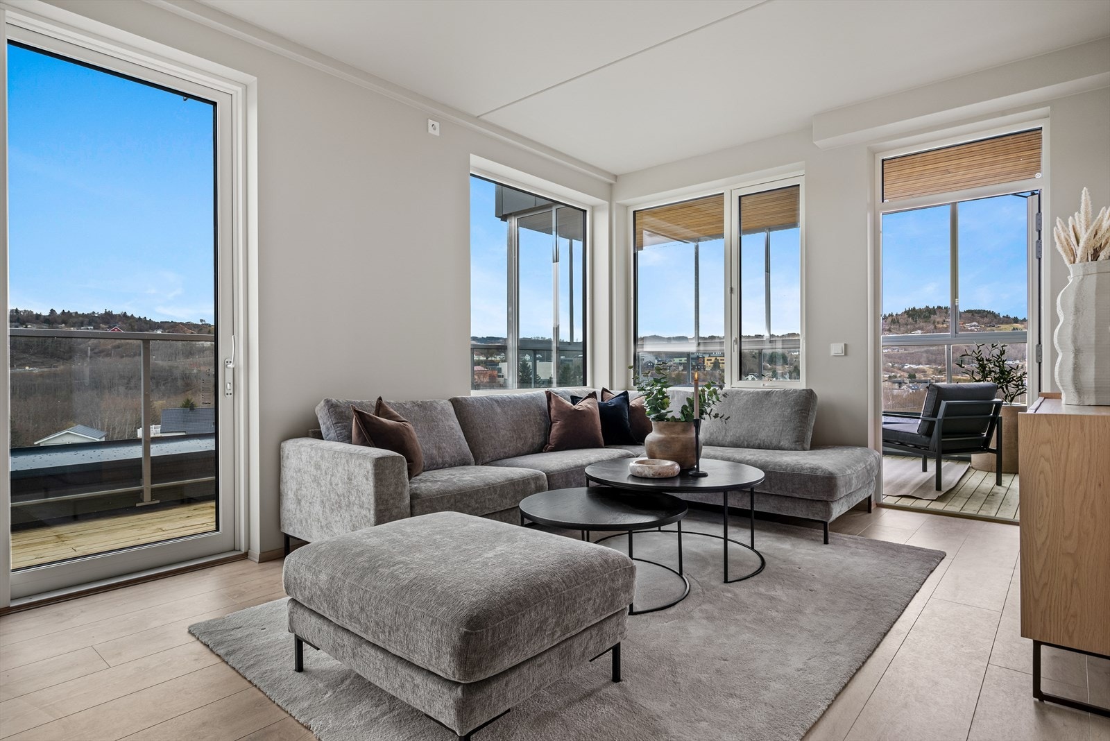 Merk leilighetens gode vindusflater - sørger for en herlig atmosfære inne i leiligheten. Galleribilde