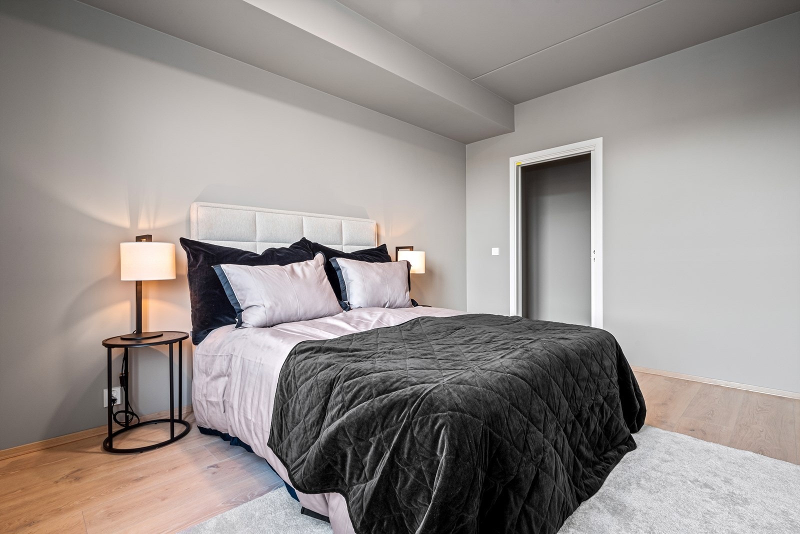 Hovedsoverommet har suiteløsning, med eget walk-in garderobe på ca. 3 kvm og eget bad på ca. 3 kvm. Galleribilde