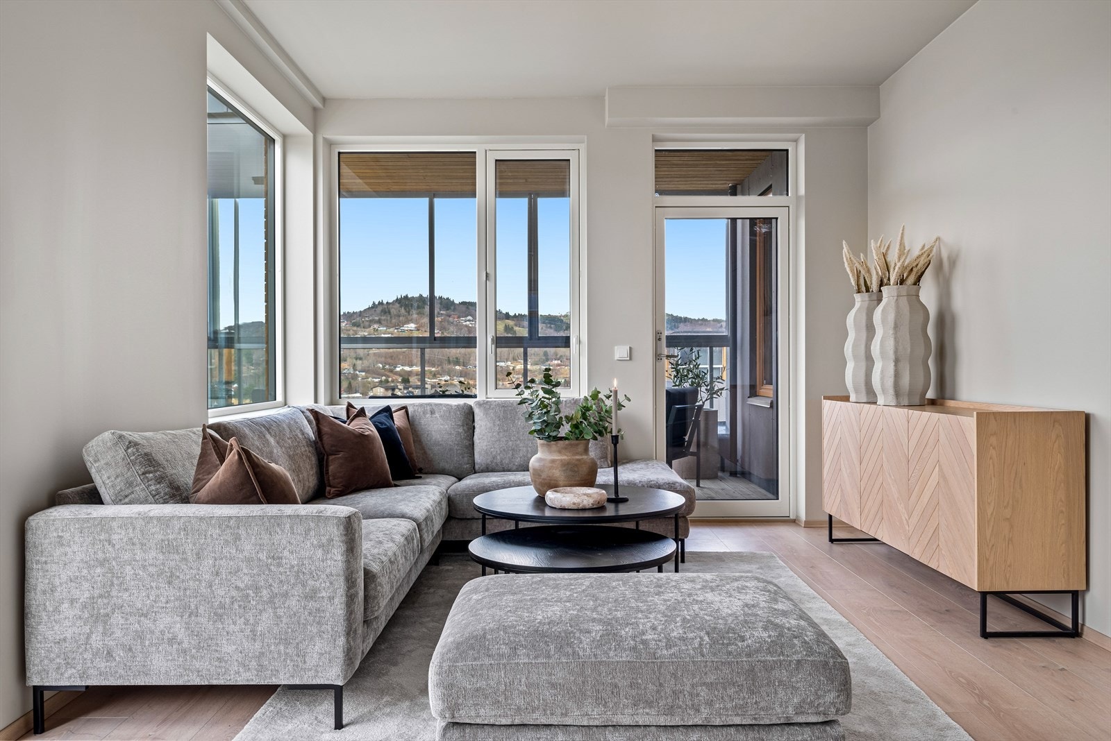 Leiligheten kan på by 2(3) soverom, 2 bad, bod, gang og åpen stue/kjøkken-del med utgang til en balkong på ca. 41,5 kvm Galleribilde