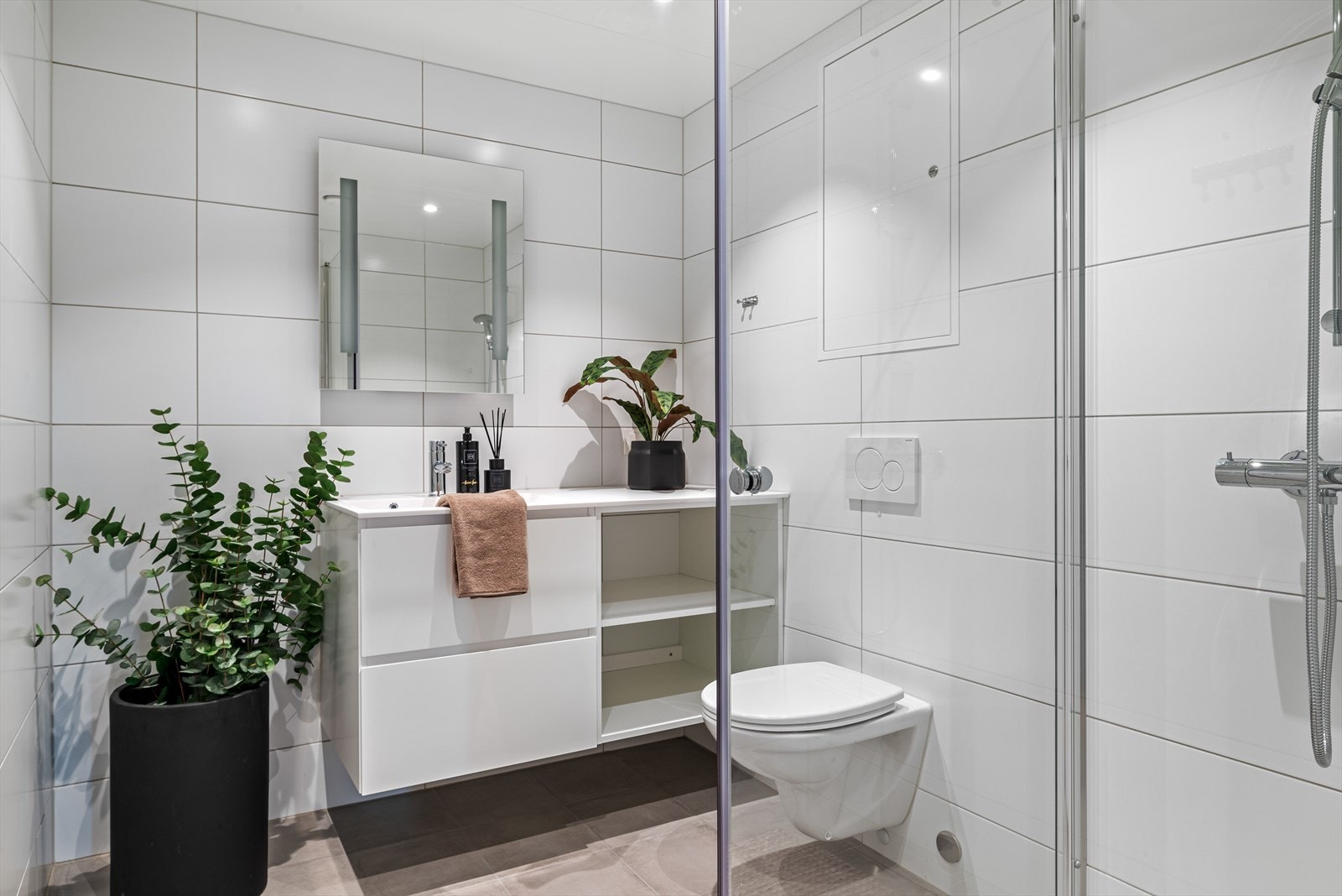 Leiligheten har to stilrene bad. Galleribilde