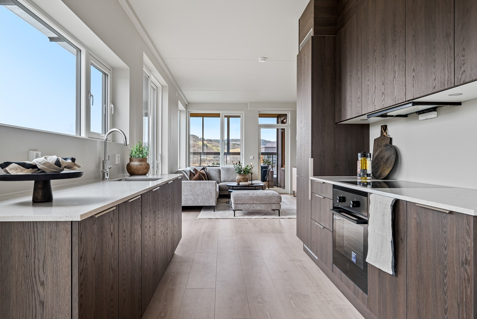 Leilighetens kjøkken er oppgradert med bla. fronter og stenbenkeplate. Galleribilde