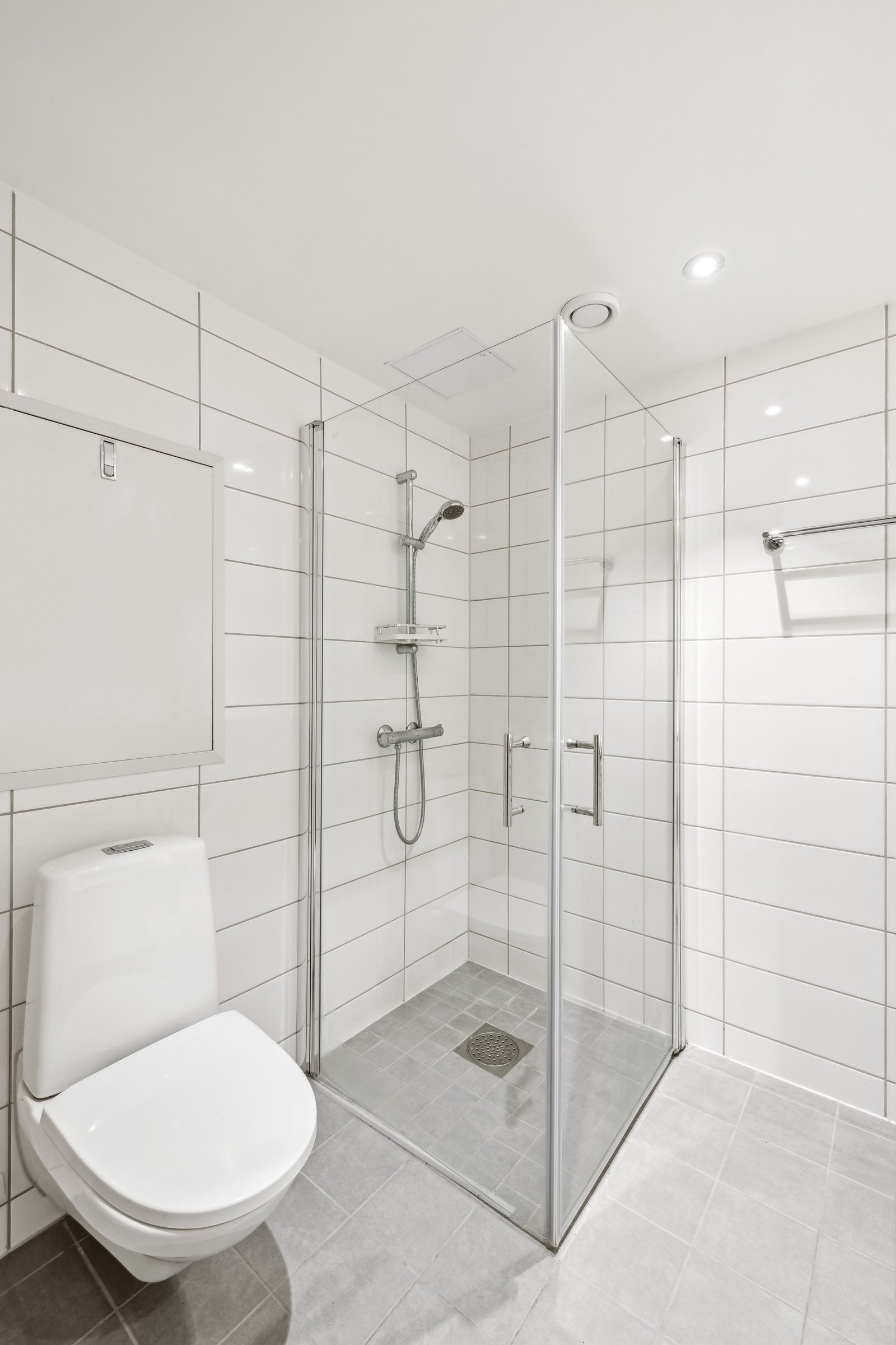 Baderom m/dusj og toalett. Galleribilde