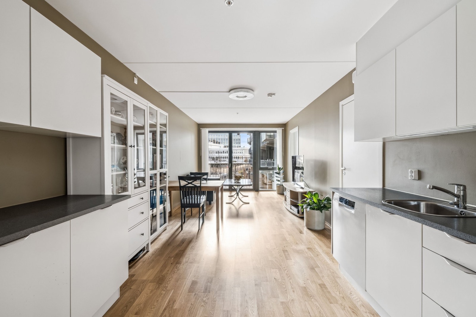 Kjøkken og stue. Galleribilde