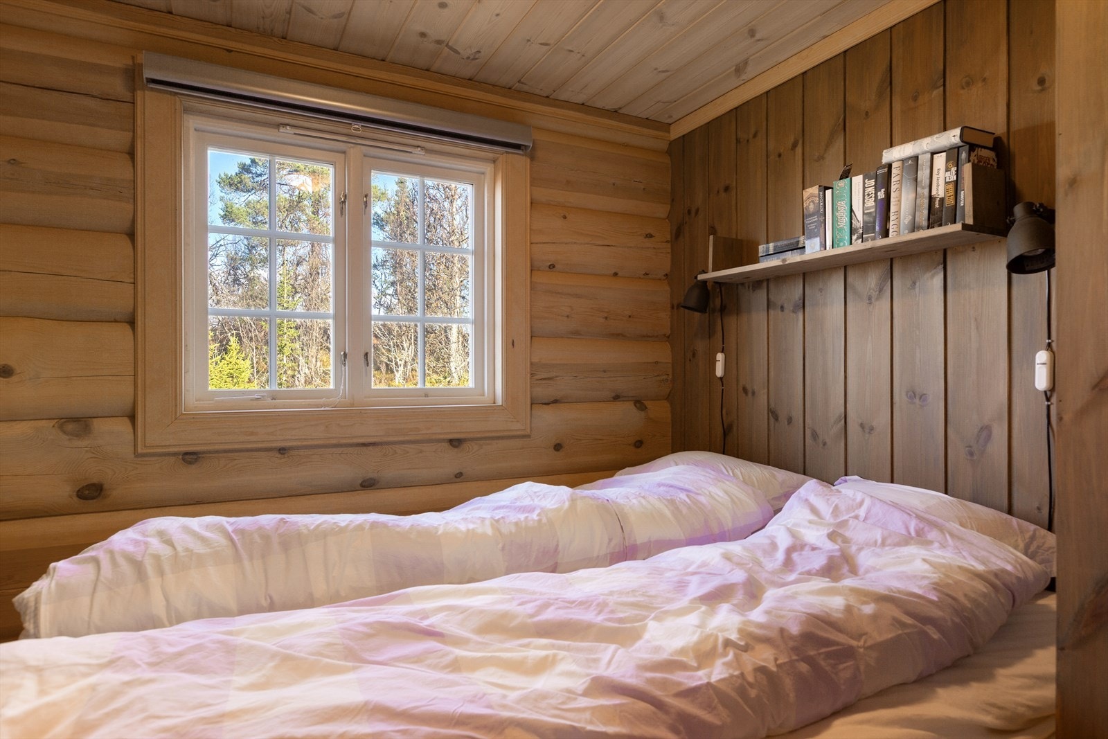 Soverom 3 har plassbygd dobbeltseng. Alle plassbygde møbler og baderomsinnredninger er levert fra Brusveen snekkerverksted, som gir en fin og gjennomgående helhet. Galleribilde