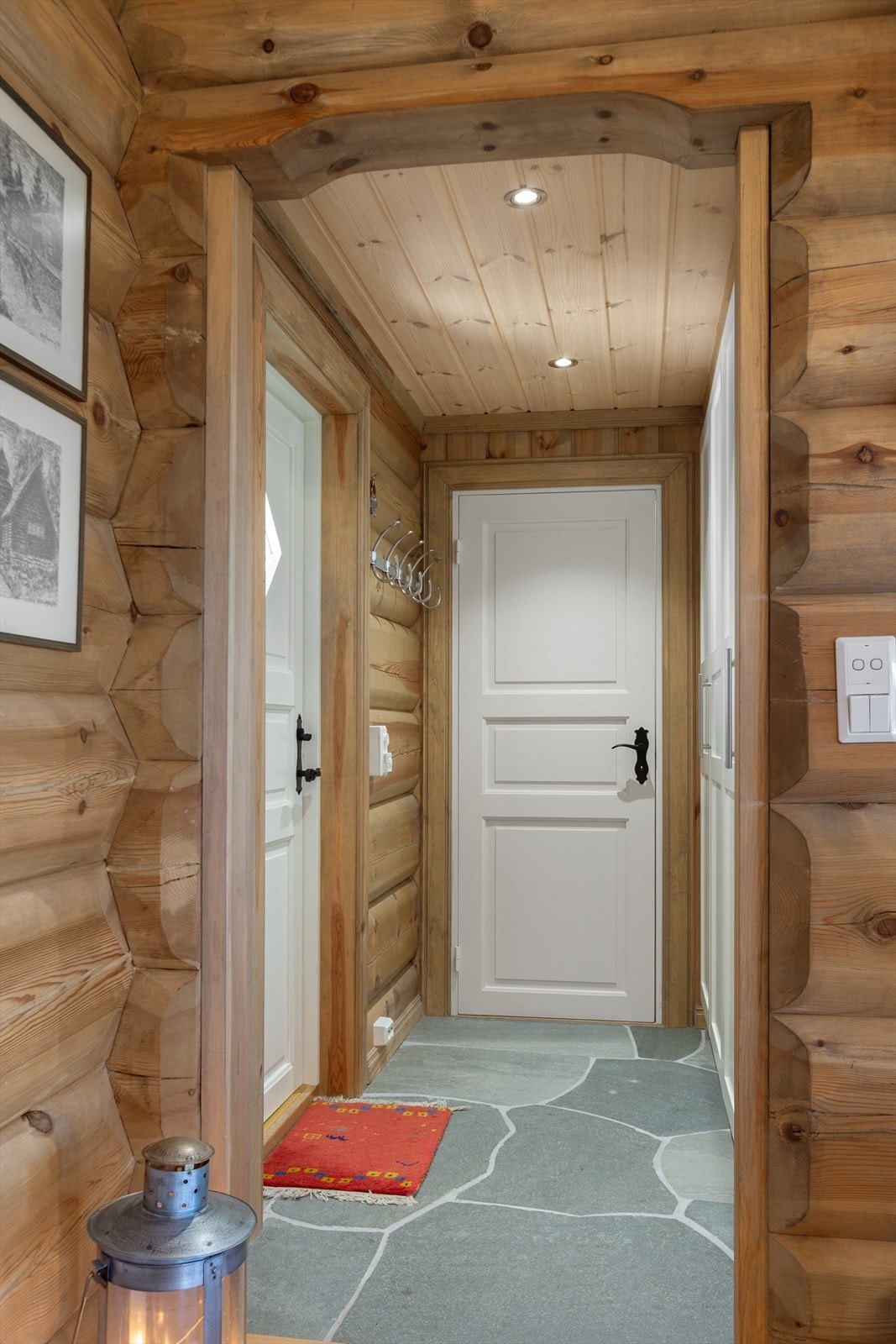 Entré med plassbygd garderobeskap hvor det er god plass til å henge fra seg yttertøy og sette fra seg sko. Entréen er belagt med skiferheller, med varmekabler. Galleribilde