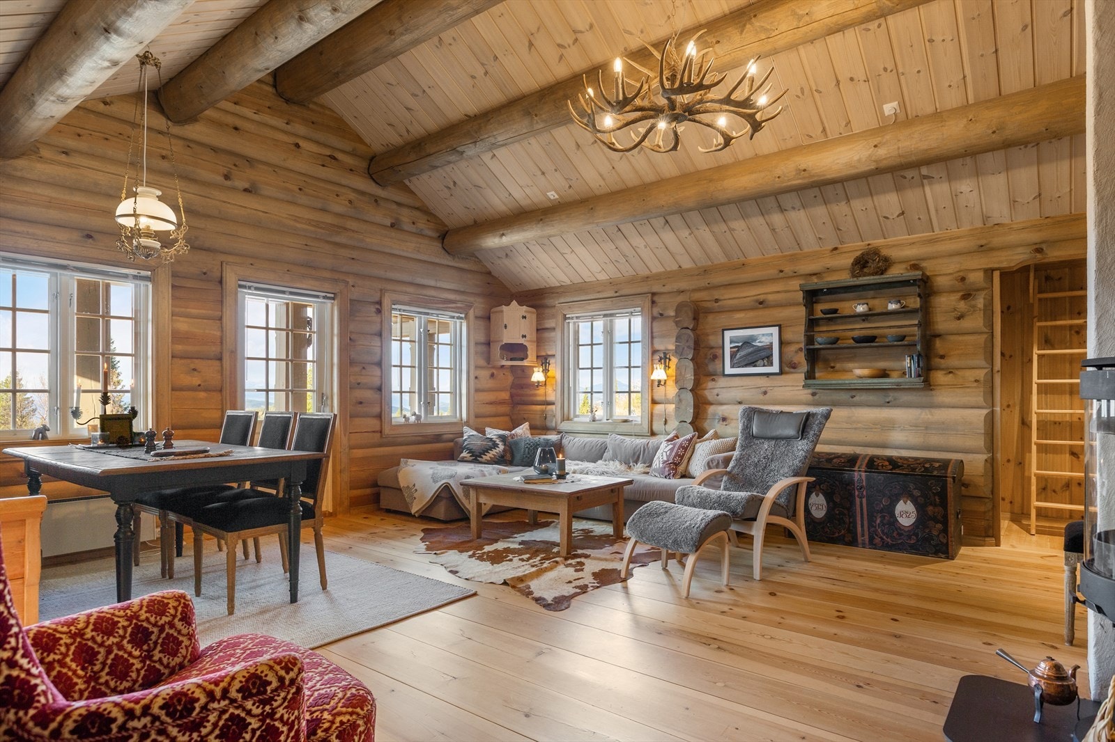 Stuen er romslig og luftig, med store vindusflater som slipper inn godt med naturlig lys. Galleribilde