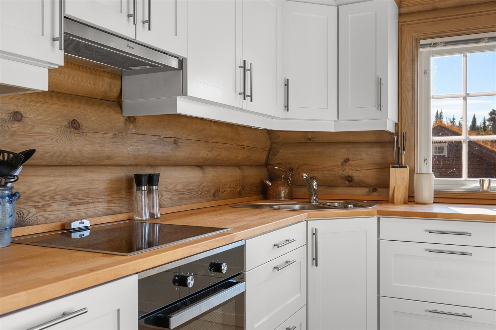 Her er det god oppbevaringsplass i over- og underskap, samt bra med benkeplass til matlagning. Galleribilde