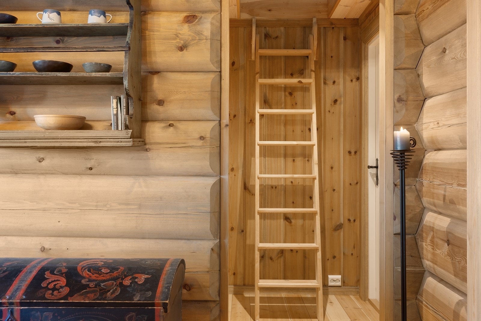 Stige opp til hems 2 med plass til ekstra sengeplasser eller ekstra lagringsplass. Det gjøres oppmerksom på at hemsrommene ikke har godkjent rømning da vindu er for lite i henhold til krav. Galleribilde