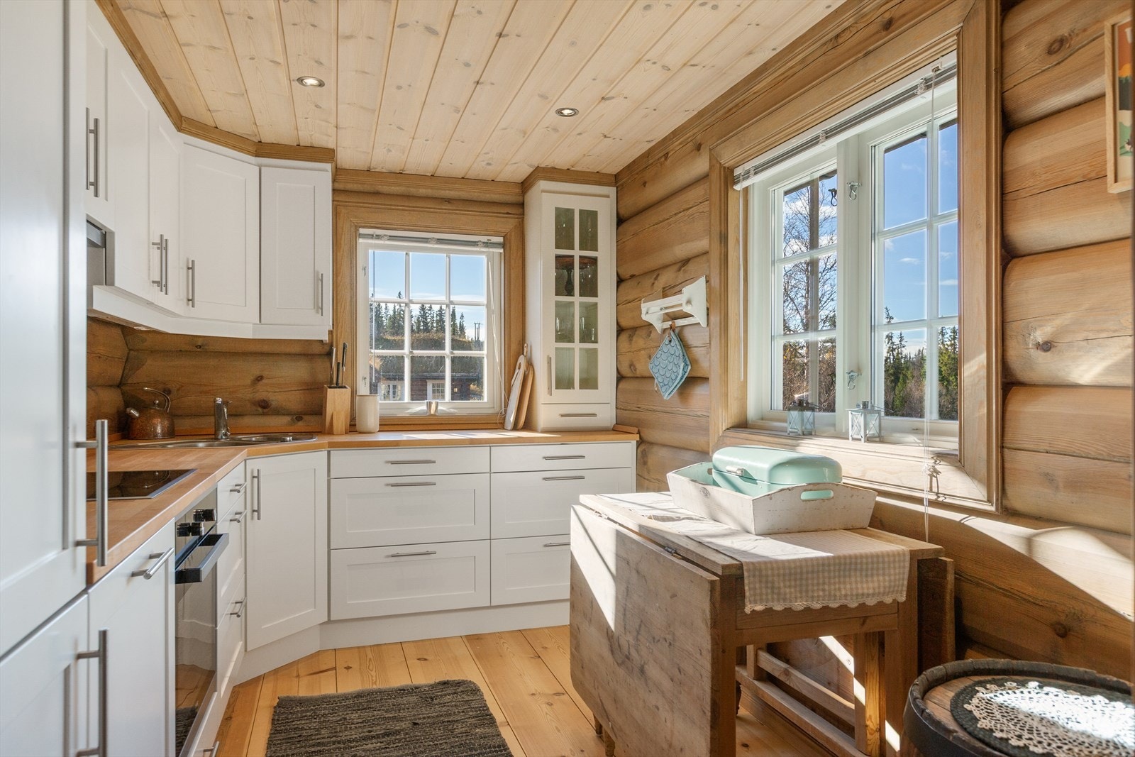 Fin og solid kjøkkeninnredning fra Brusveen Snekkerverksted i malt heltre med heltre benkeplate. Galleribilde