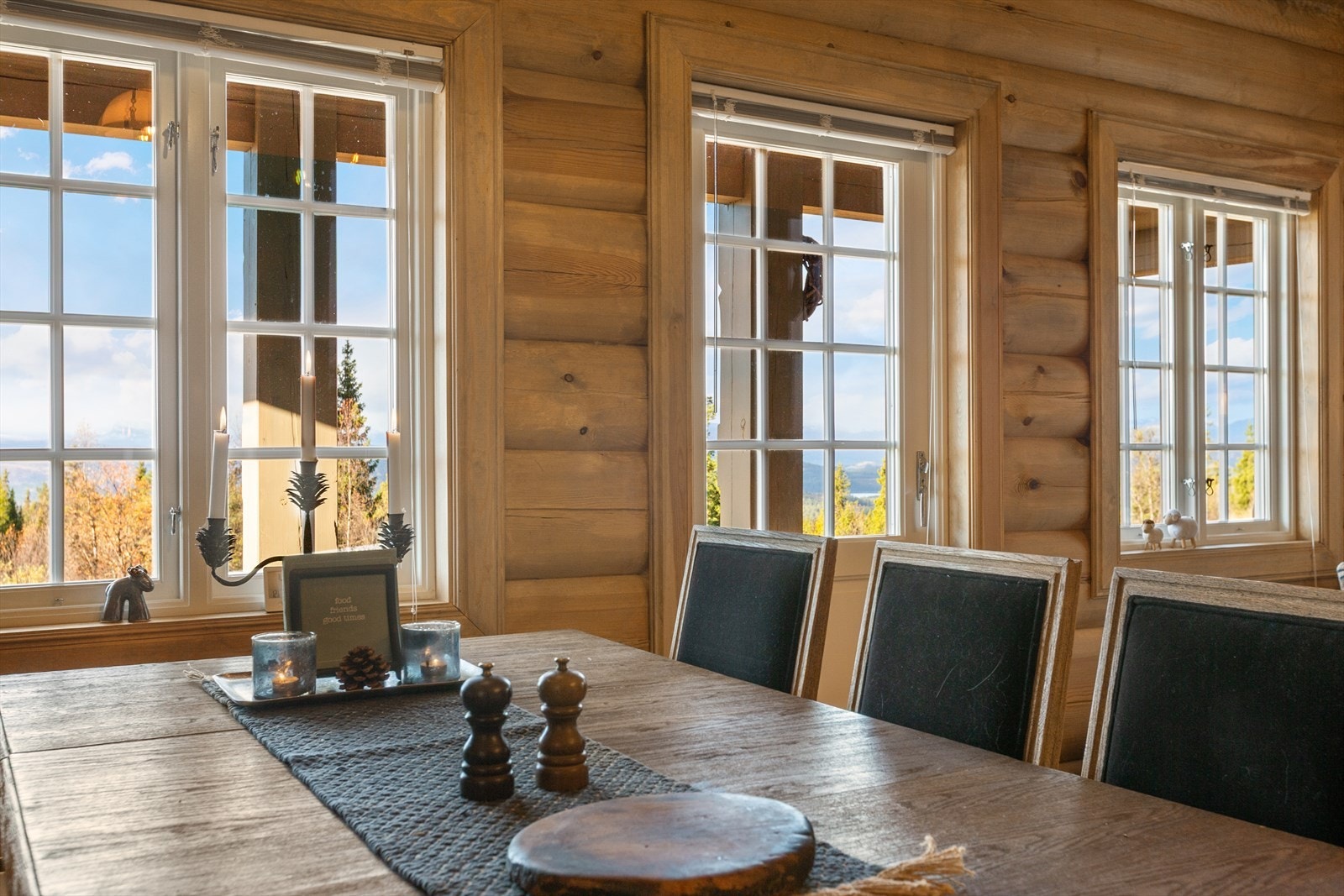 Spisestuen er fint plassert ved vinduet, så man kan se utover den fine utsikten. Galleribilde