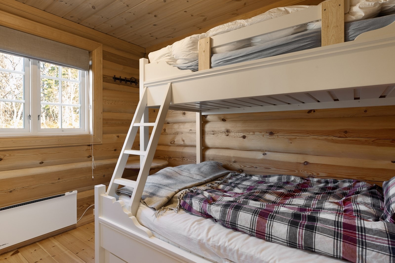 Soverom 2 med plassbygde familiekøye og garderobeskap med skyvedører. Galleribilde