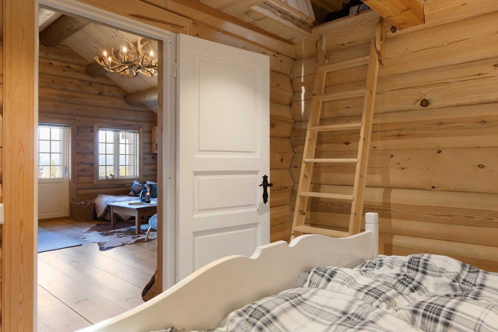 Fra hovedsoverommet er det stige opp til hems med plass til ekstra sengeplasser eller ekstra lagringsplass. Det gjøres oppmerksom på at hemsrommene ikke har godkjent rømning da vindu er for lite i henhold til krav. Galleribilde