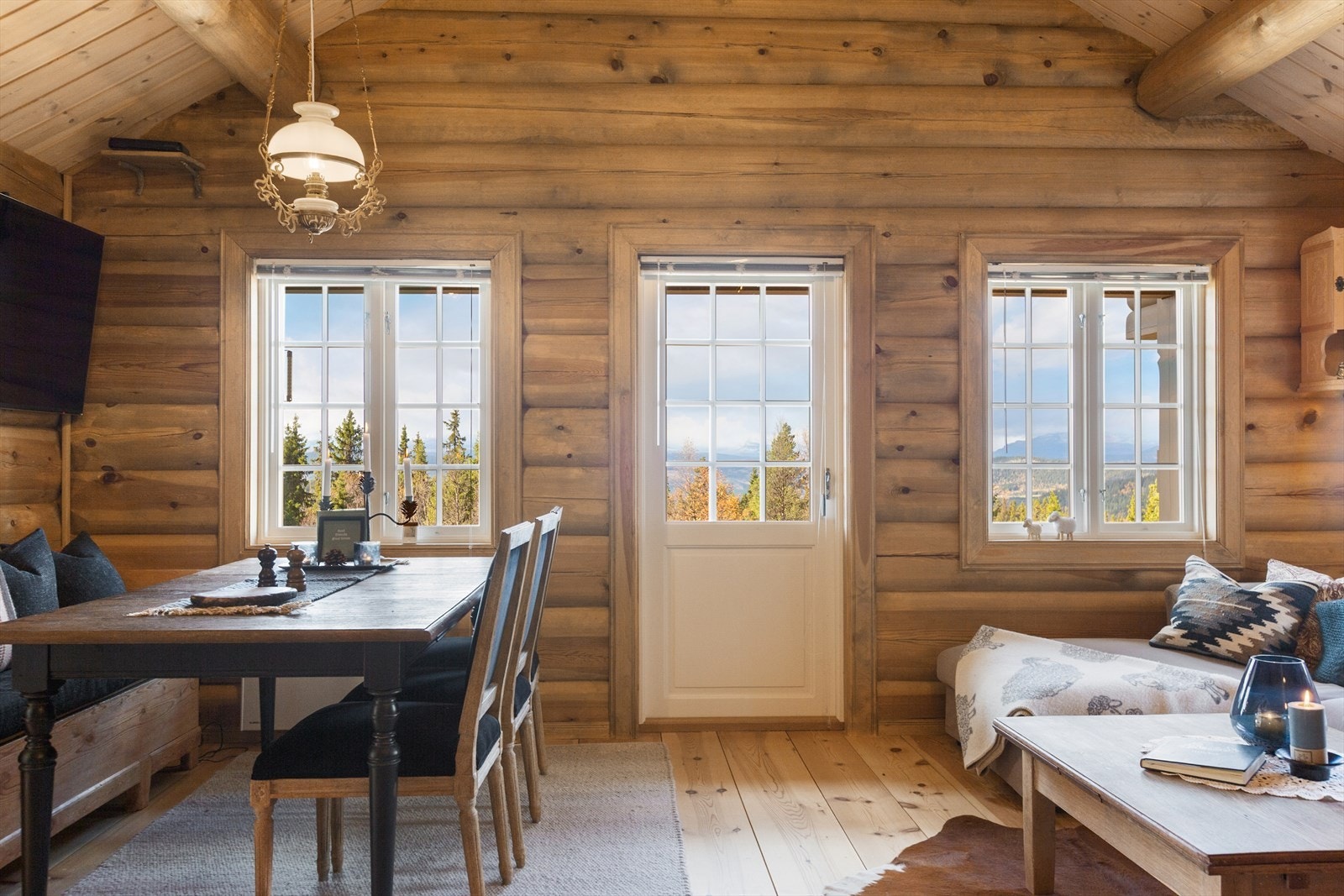 Fra stuen er det utgang til terrassen. Galleribilde