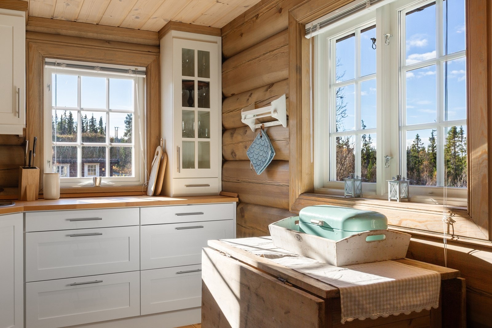 Integrerte hvitevarer med komfyr, koketopp, ventilator, oppvaskmaskin og fryse/kjøleskap. Galleribilde