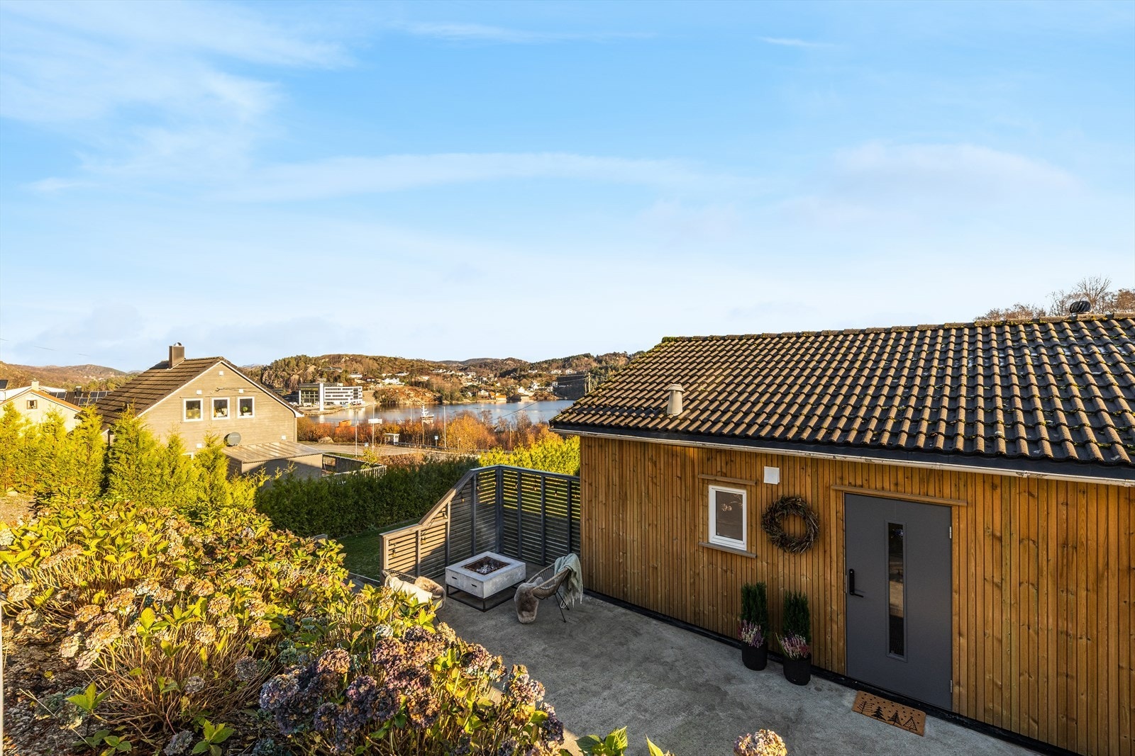 Pent og velstelt inngangsparti - Betong- og treplattinger, her nytes morgenkaffen! Galleribilde