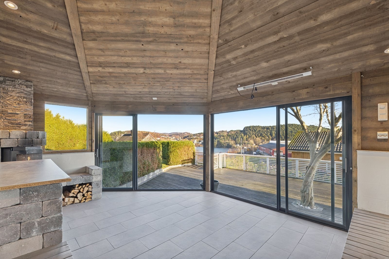 Med en hagestue får du naturen helt inn i hjemmet, uten å bekymre deg for vær og vind. Nyt frokost i morgensolen, koselige kvelder med levende lys, eller en kopp te mens regnet trommer på taket. Galleribilde