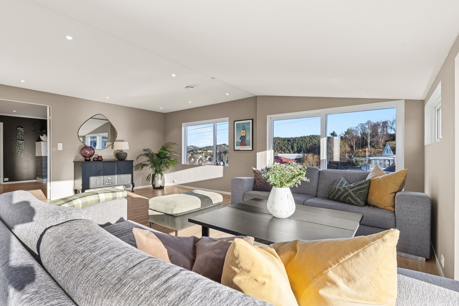 1. etasje har en lys og romslig stue med gode innredningsmuligheter til sofagruppe og tv-møblement. Galleribilde