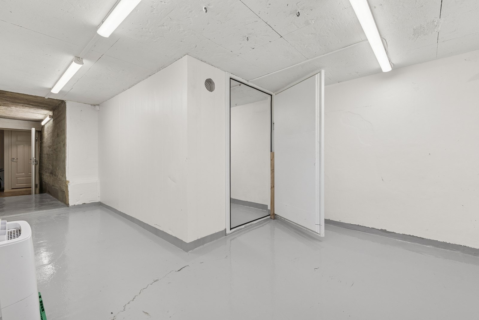 Gang med adkomst til kjølerom. Gangen har egen utgang. Galleribilde