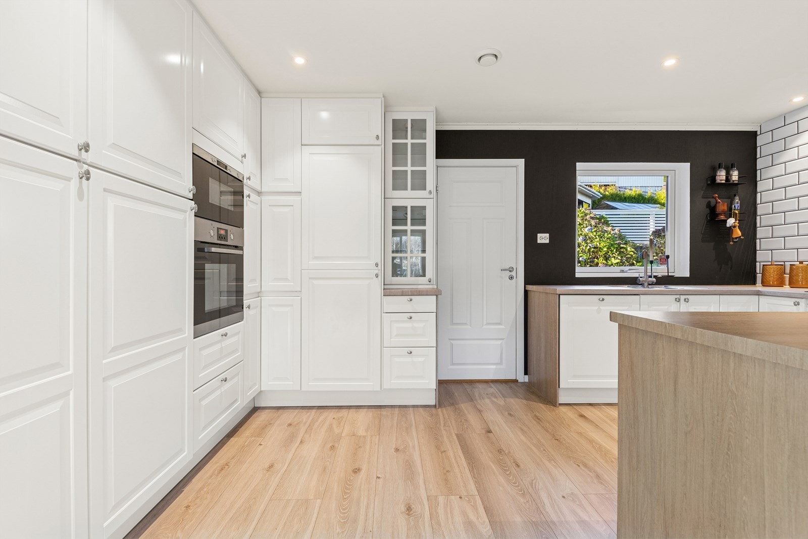 Dør med trapp ned til kjelleren. Galleribilde