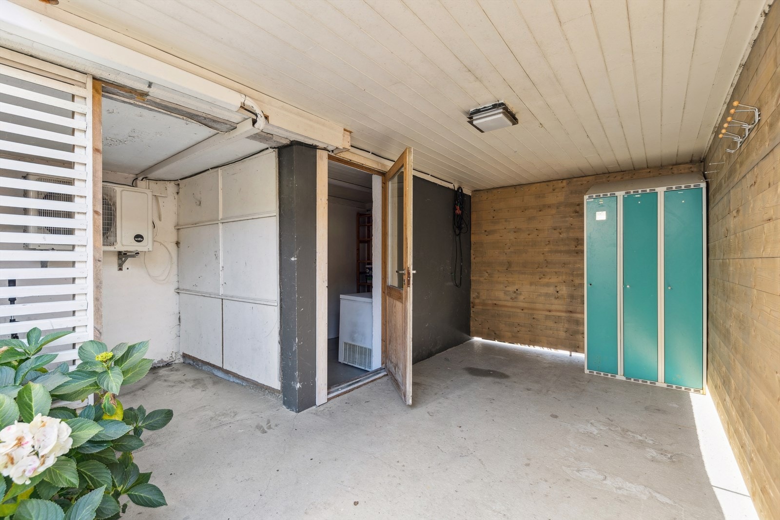 Bod med utvendig adkomst med plass til oppbevaring. Galleribilde