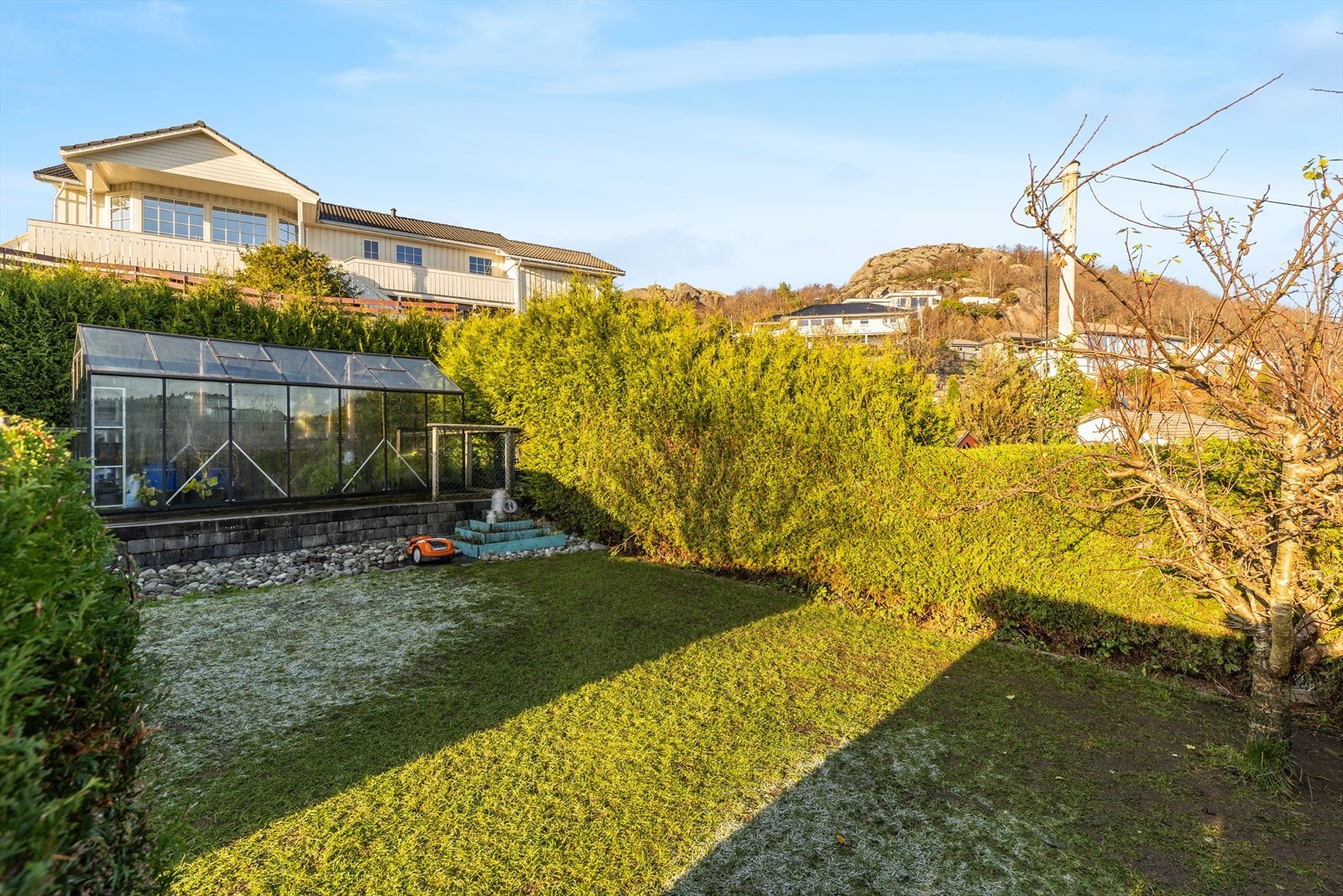 Forleng sesongen og få grønne gleder året rundt! Med et drivhus skaper du perfekte vekstforhold for blomster, urter og grønnsaker - uansett vær. En investering i friskere mat, vakrere hage og ren dyrkeglede! Galleribilde