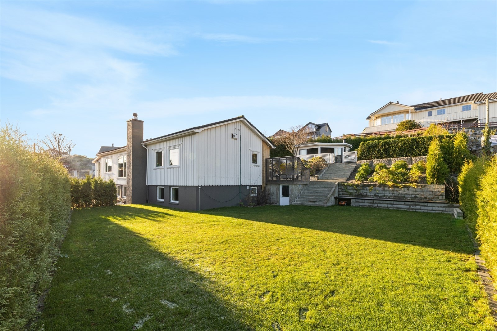 Solrik hage, boltreplass for både store og små. Her finner man hyggelige uteplasser hvor en kan sitte lunt, usjenert og nyte flotte dager. Galleribilde