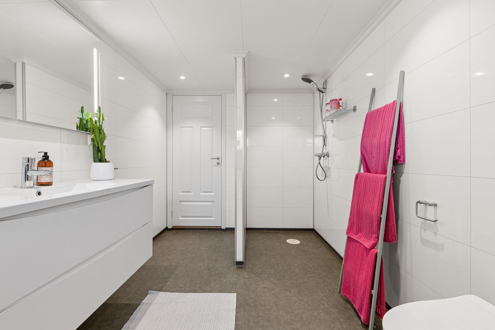 Rommet har innredning med nedfelt servant, veggmontert toalett, dusjvegger/hjørne og opplegg for vaskemaskin. Mekanisk avtrekk. Galleribilde