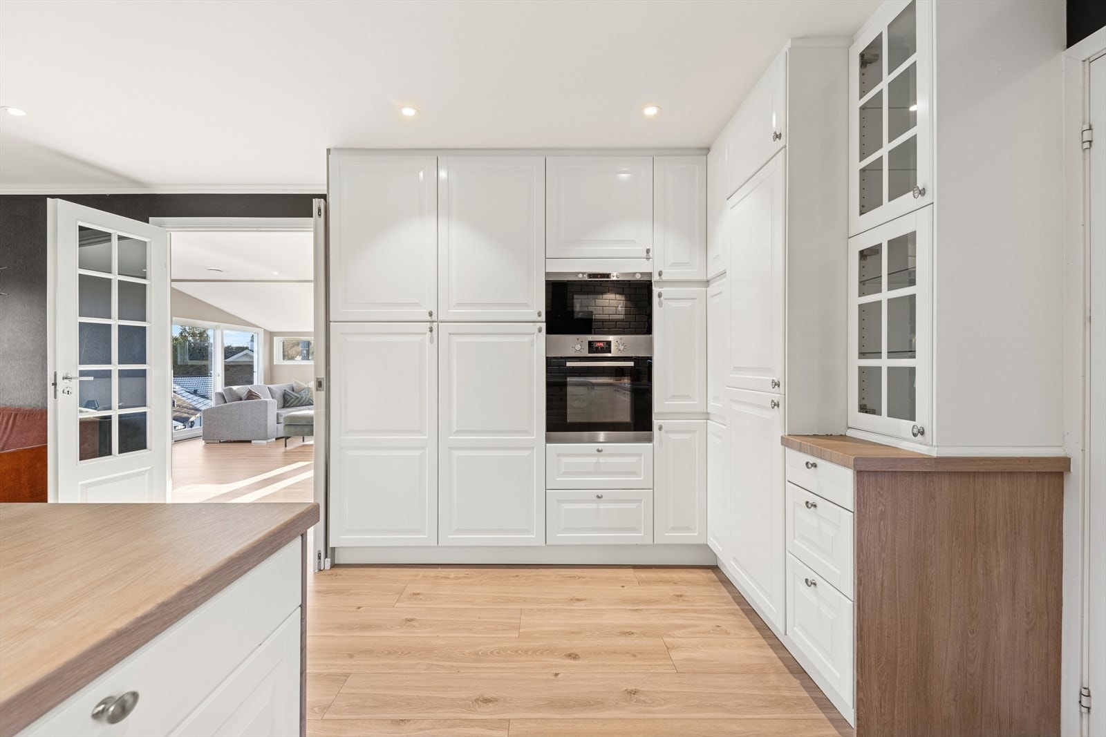 Kjøkkenet er innredet slik at matlagingen forenes med sosialt samvær. Galleribilde