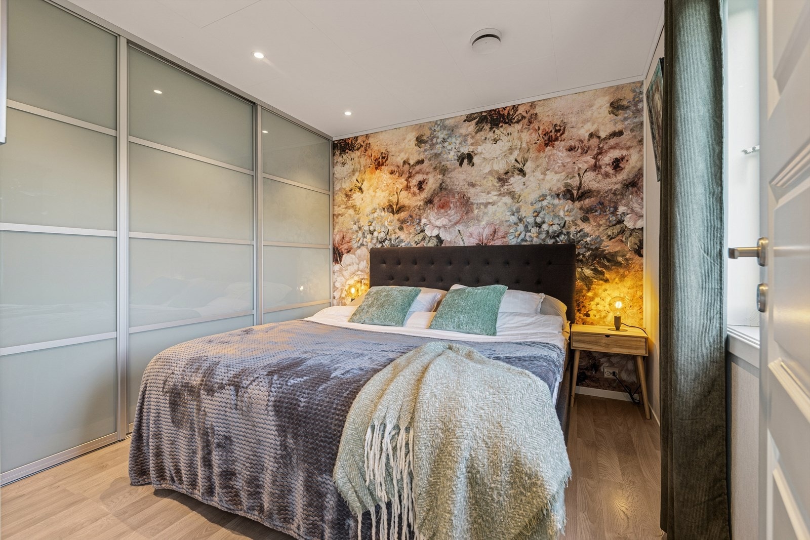 Etasjen har 2 soverom av god størrelse. Her ser vi hovedsoverommet med skyvedørsgarderobe. Legg merke til den tøffe kontrastveggen, dette gir et personlig preg. Galleribilde