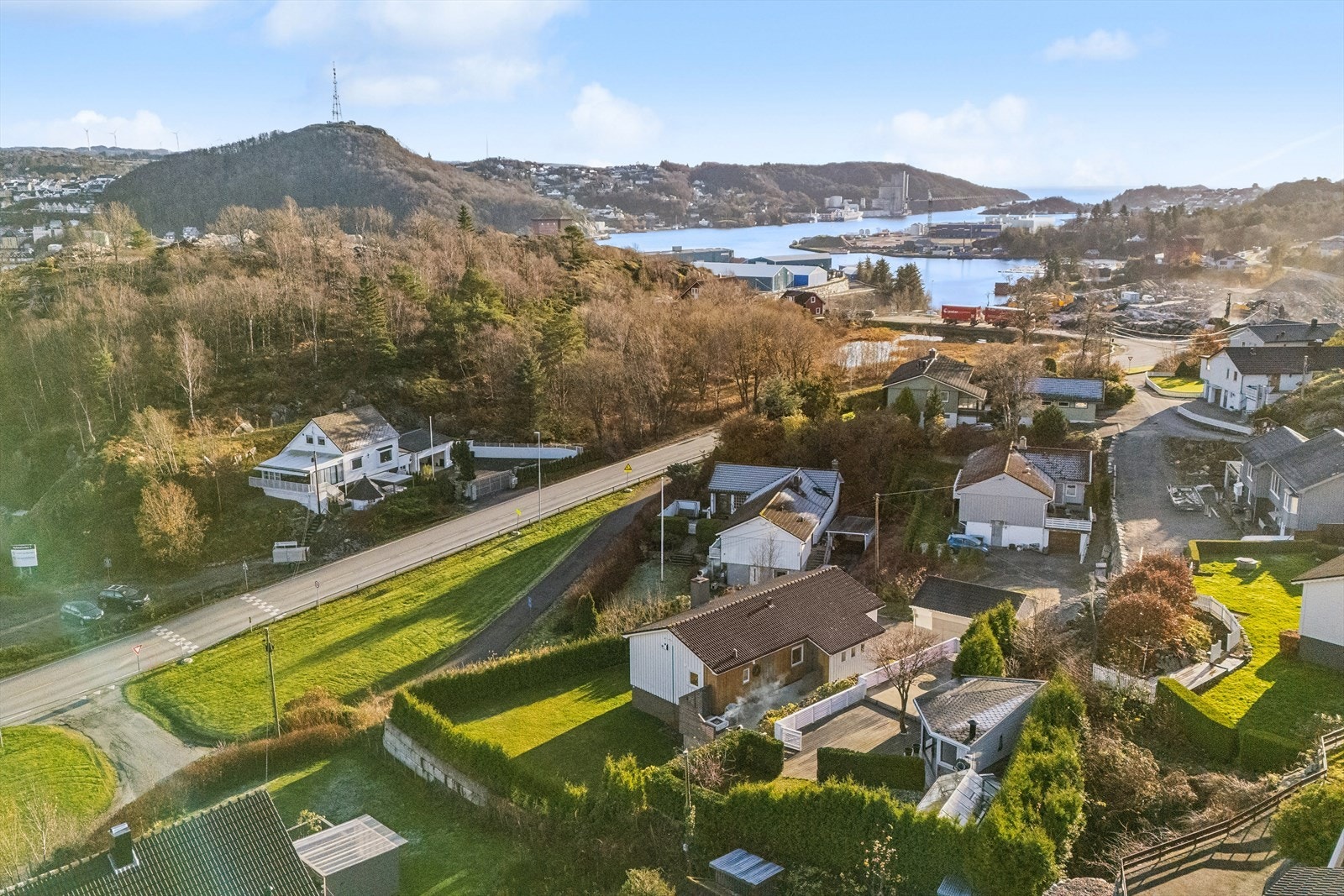 Boligen ligger i et attraktivt og etablert boligområde på idylliske Søndre Eigerøy - kun ca. 3 km fra Egersund sentrum. Her får du nærhet til alt du trenger: dagligvarebutikk, skoler, barnehager, flotte badeplasser, turstier og idrettsanlegg. Galleribilde