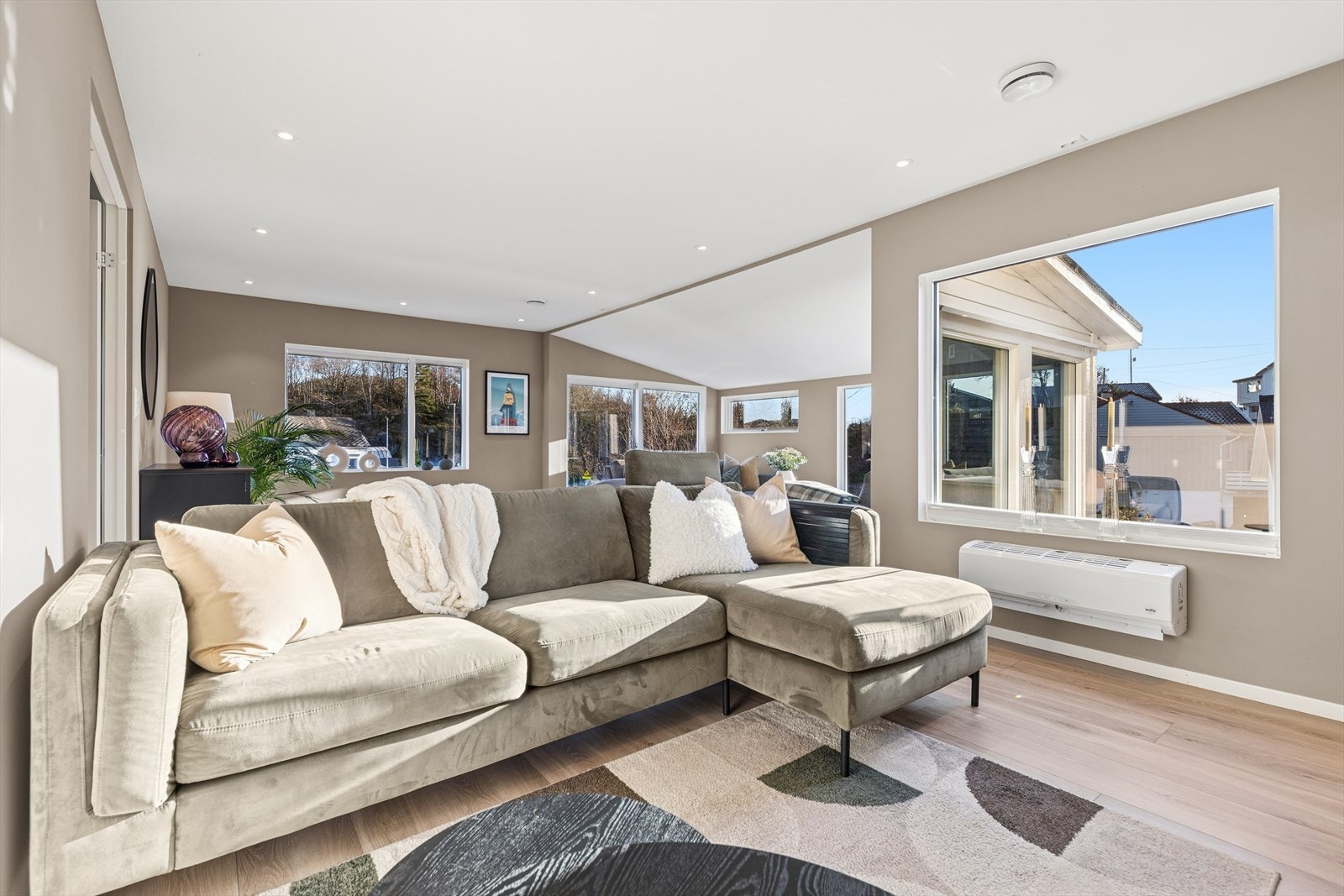 Nydelig farge på veggene. Varmepumpe som varmer godt hele året. Galleribilde