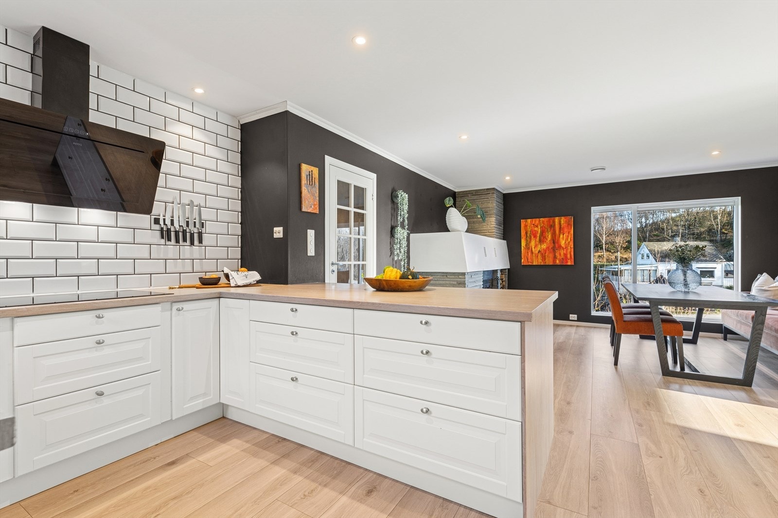 De generøse vinduene slipper inn mye naturlig lys. Galleribilde