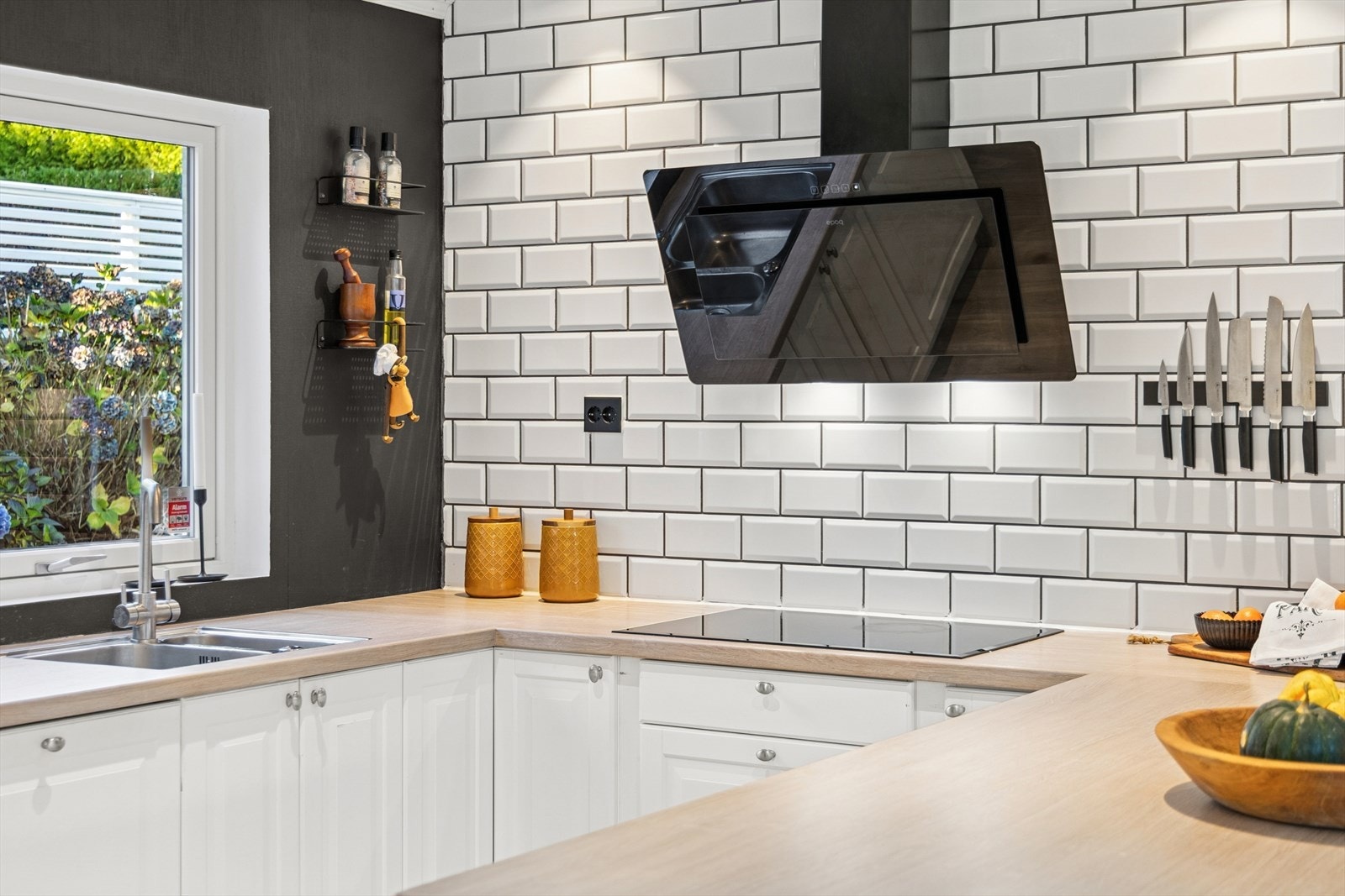 Godt utbygget med skap- og benkeplass. Galleribilde