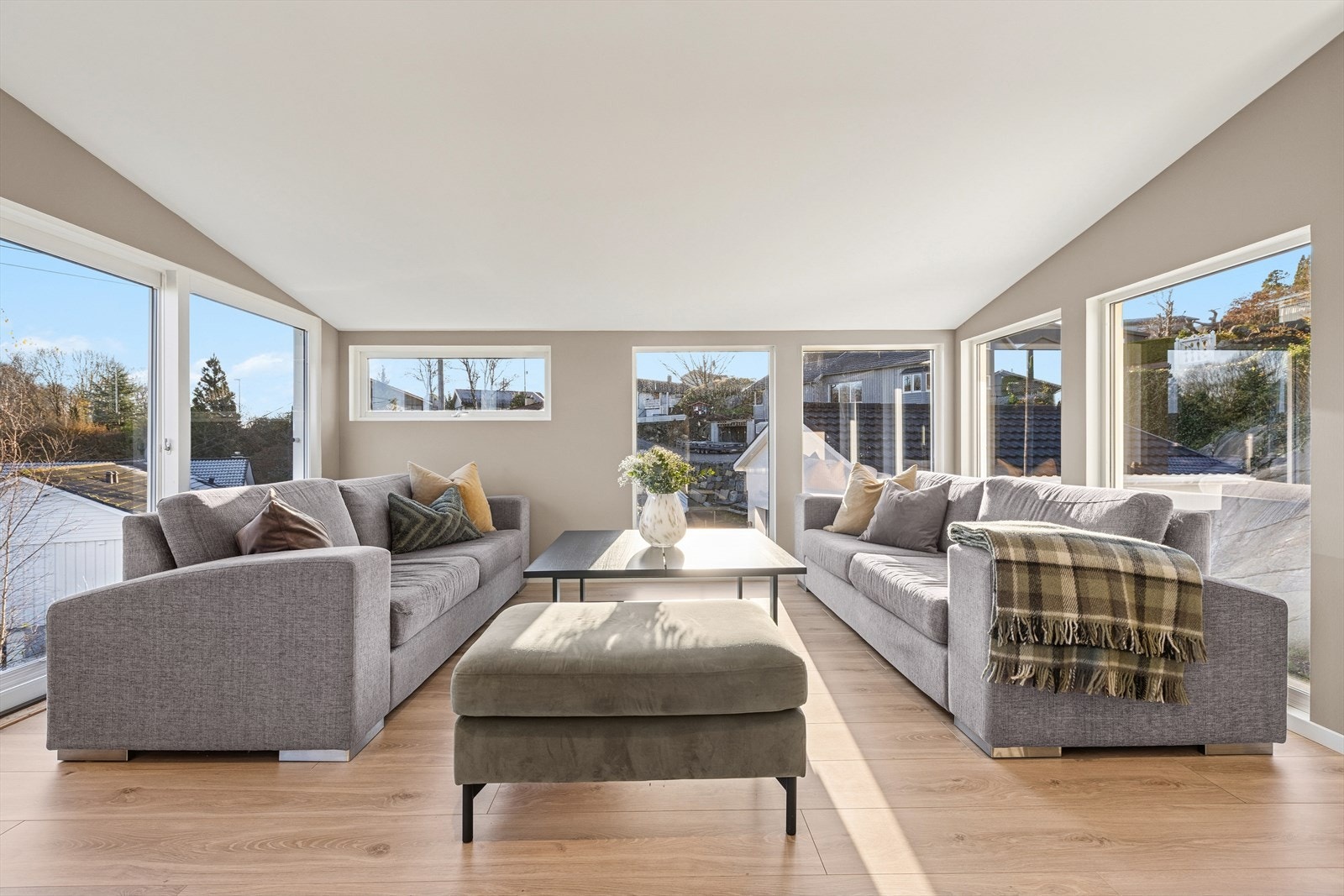 Store vindusflater som lar dagslyset flyte fritt. Galleribilde