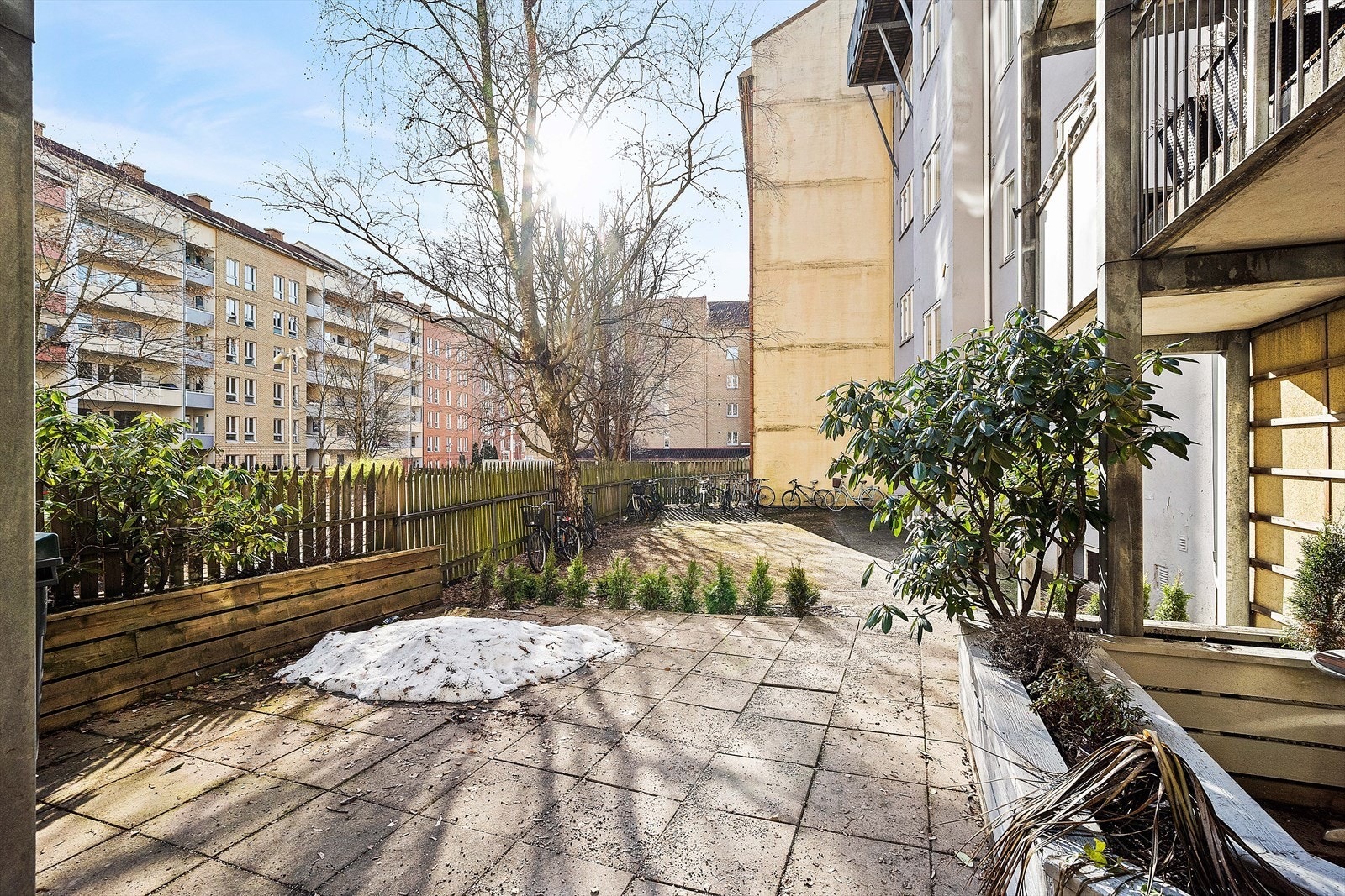 Bakgård Galleribilde