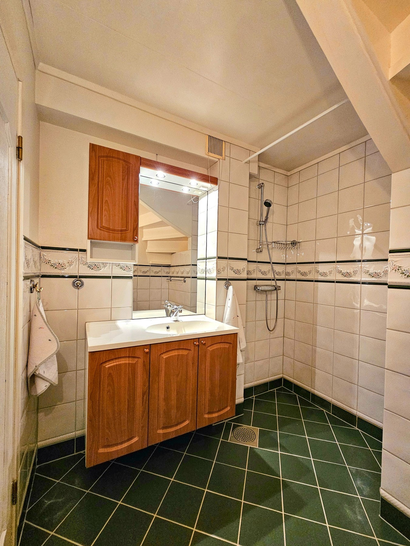 Helfliset baderom fra 2009 - her er det godt med oppbevaringsplass i innredning. Galleribilde