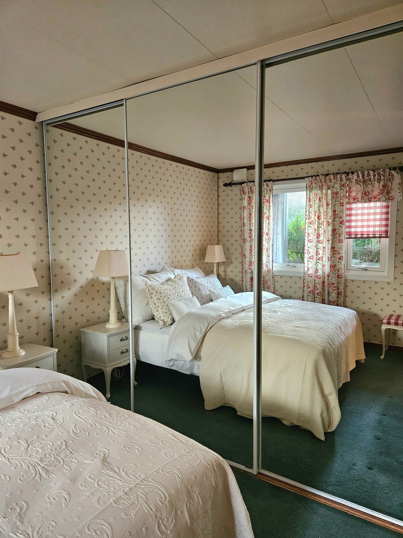 Skyvedører med speil gir en god romfølelse. Galleribilde