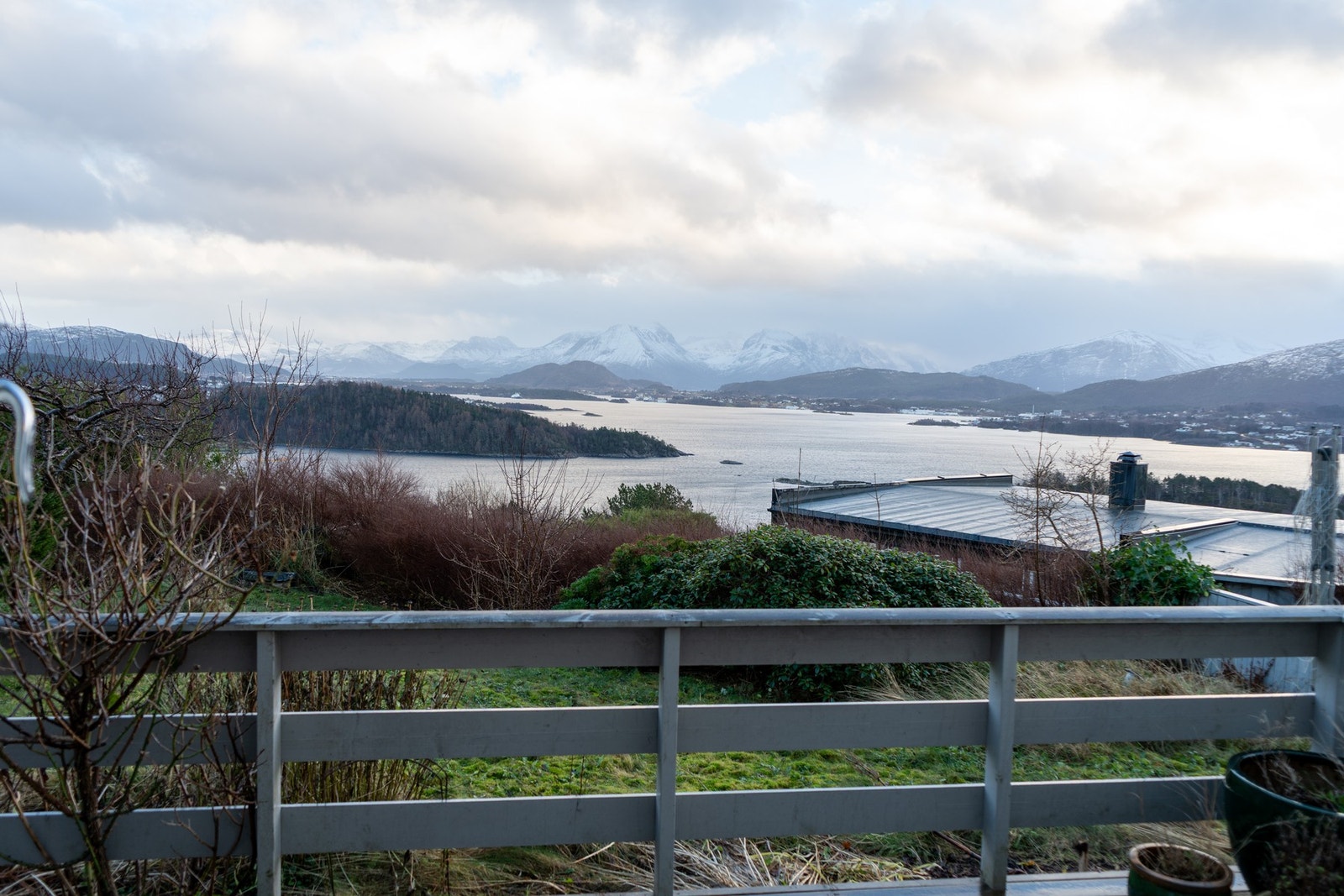 Dette er et område som passer godt for både familier, par og enkeltpersoner som ønsker å bo i et attraktivt og solrikt nabolag med flott utsikt. Galleribilde