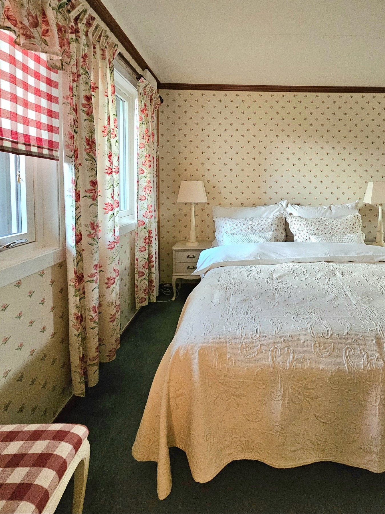 Trivelig hovedsoverom - her er det plass til en stor dobbeltseng. Galleribilde