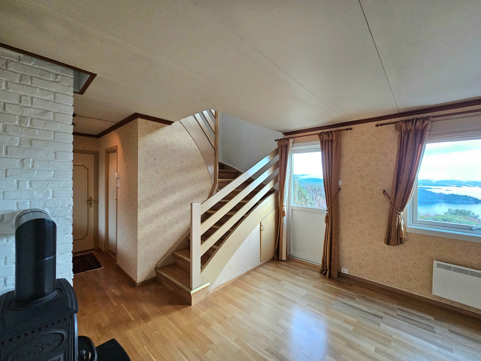 I 1.etg finner du en tv-stue med vedovn. Adkomst ut til sydvendt veranda og hage. Galleribilde