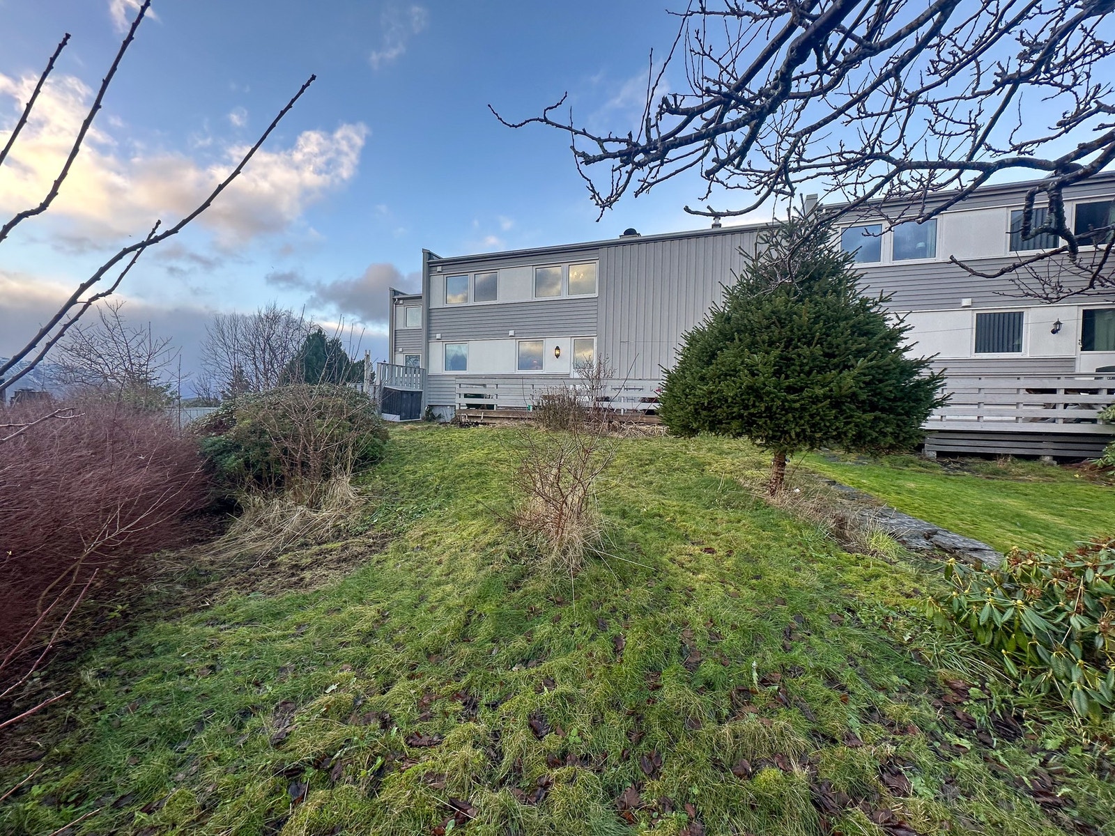 Volsdalsbakken er kjent for sitt rolige og familievennlige miljø. Her er det godt med utendørs boltringsplass. Galleribilde