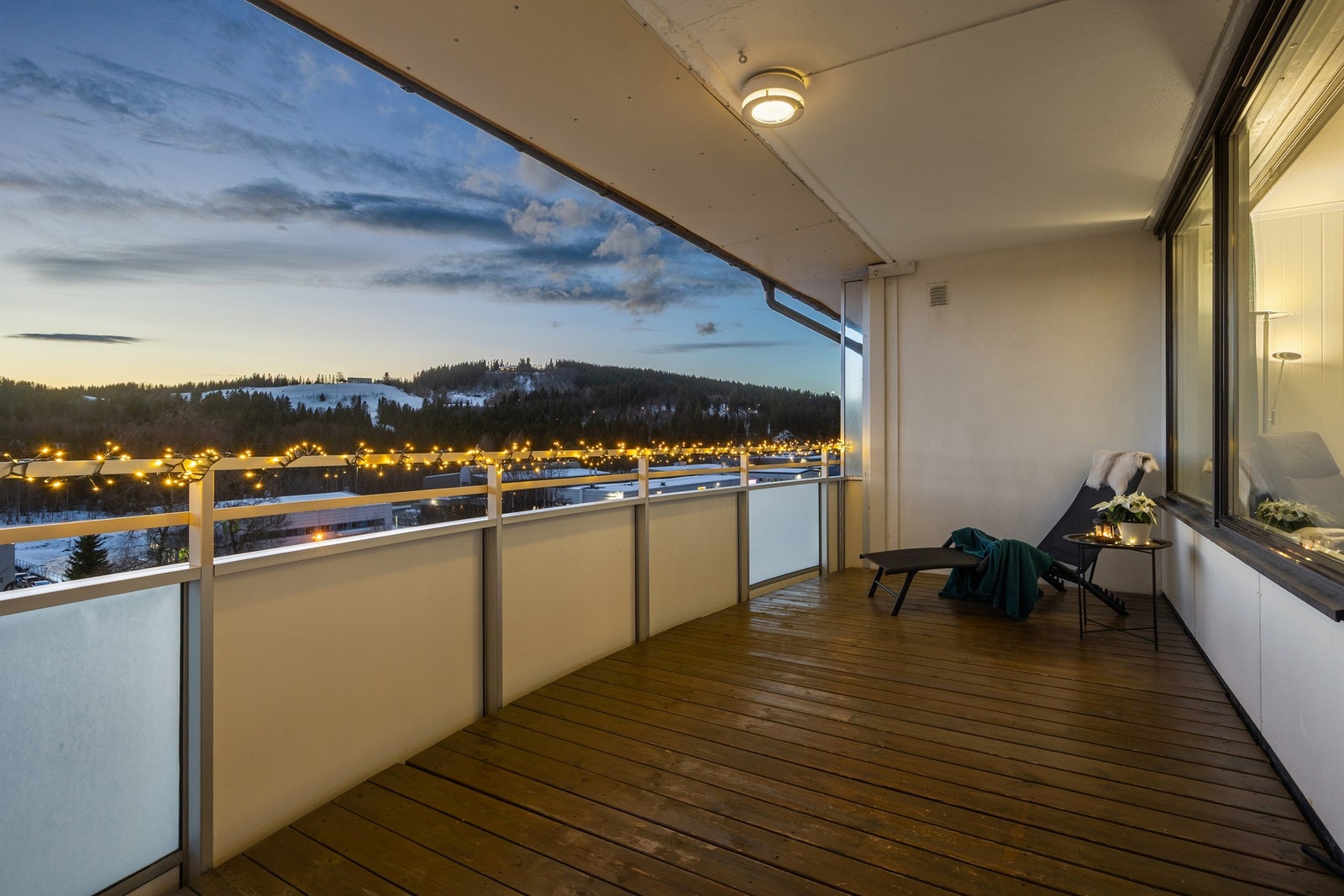 Beliggenheten i 4. etasje gir gode lysforhold og et tilbaketrukket bomiljø med kort vei til både skole, barnehage, marka og kollektivtilbud. Galleribilde