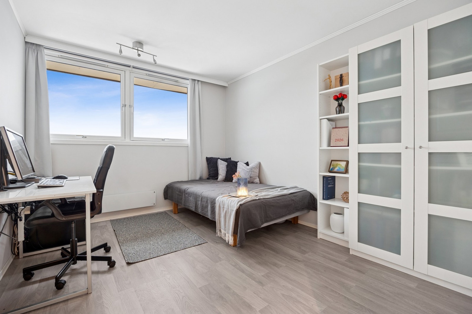 Soverom 3 på 11,5 kvm - Alle soverommene har vegghengte panelovner fra Mill med WiFi-styring (2018), som gir komfortabel og effektiv oppvarming. Galleribilde