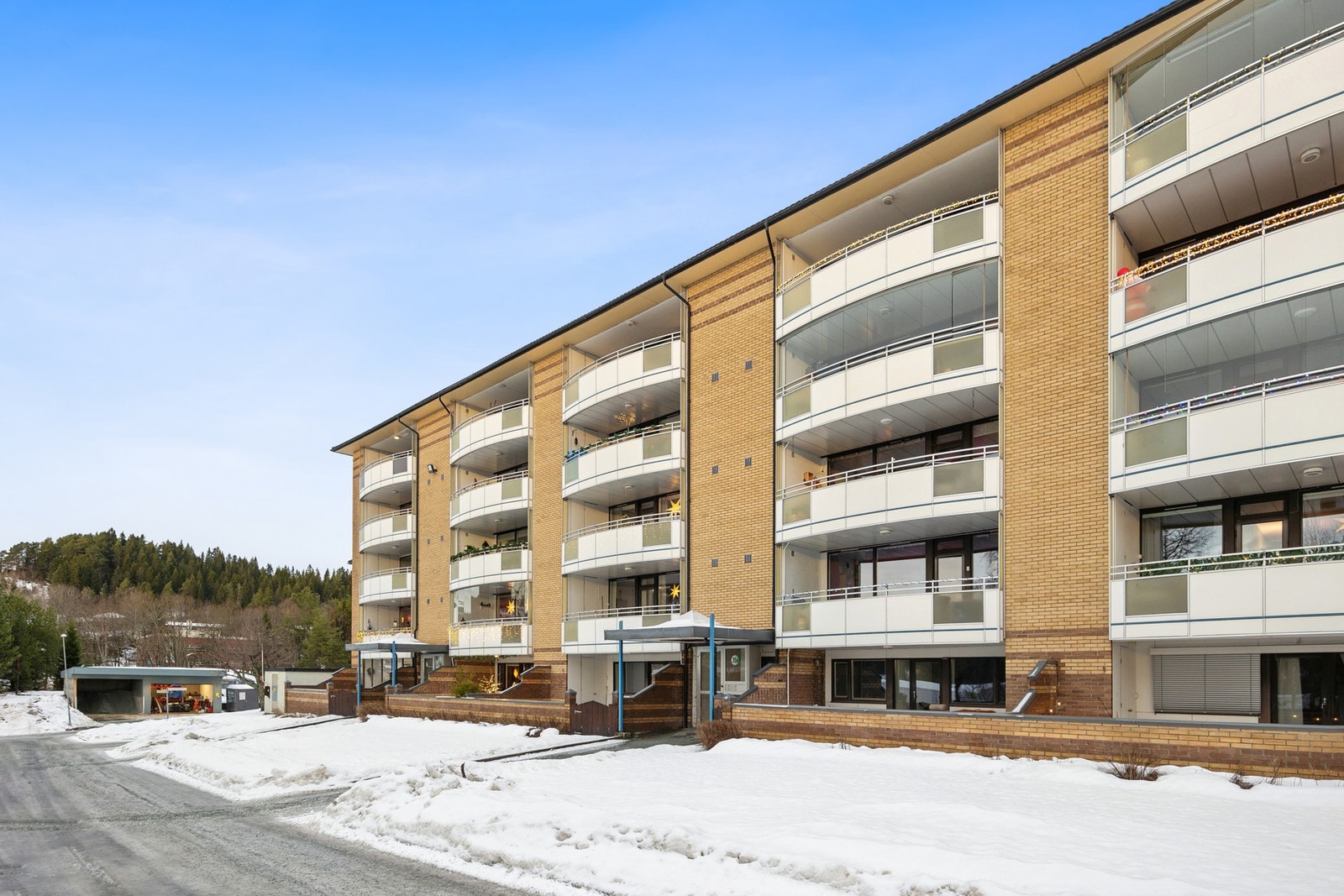 Fellesarealene rundt borettslaget er pent opparbeidet med grøntområder, beplantning, lekeplasser og gode parkeringsmuligheter. Galleribilde