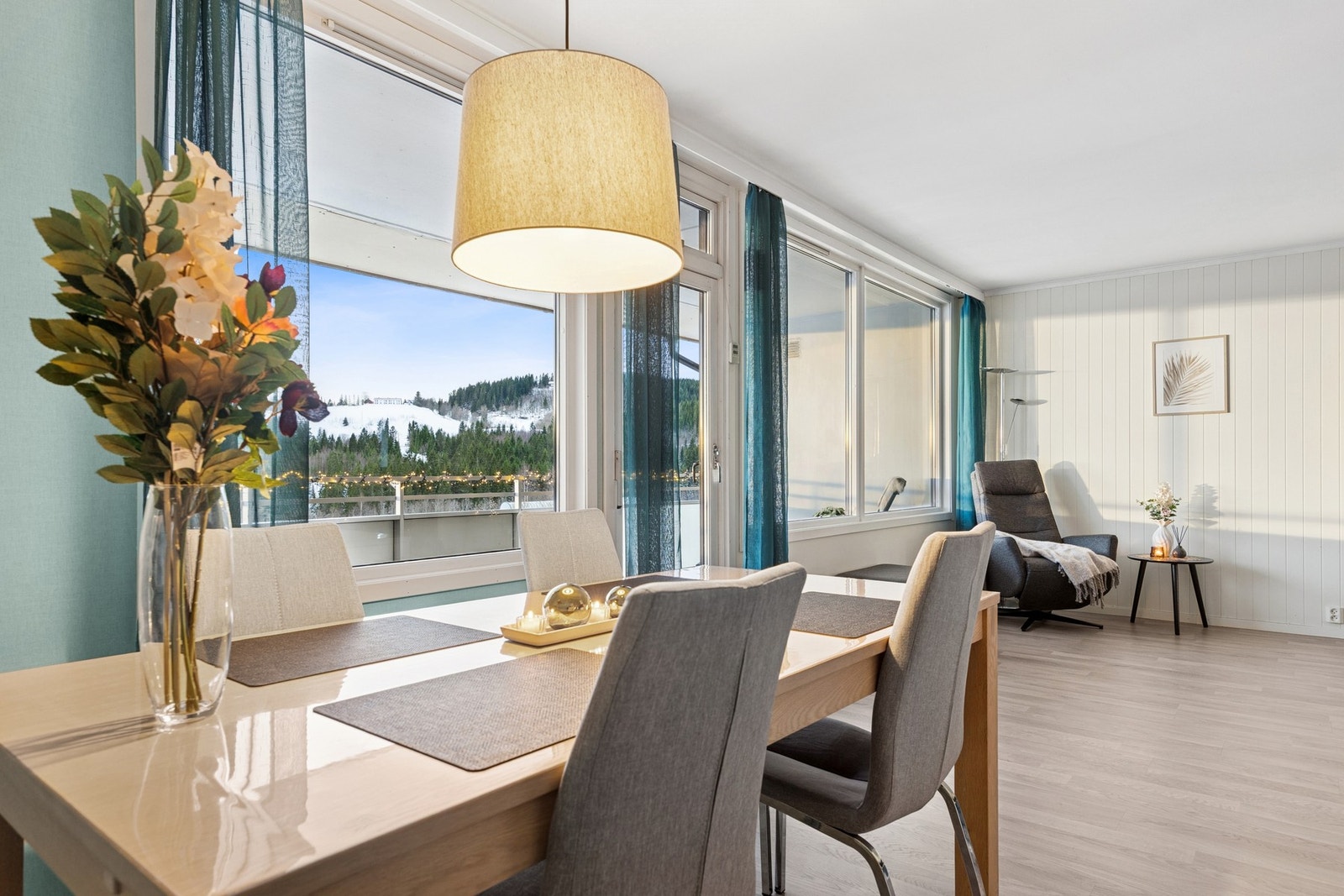 Her er det god plass til et større spisebord, perfekt for både hverdagsmåltider og sosiale sammenkomster. Galleribilde