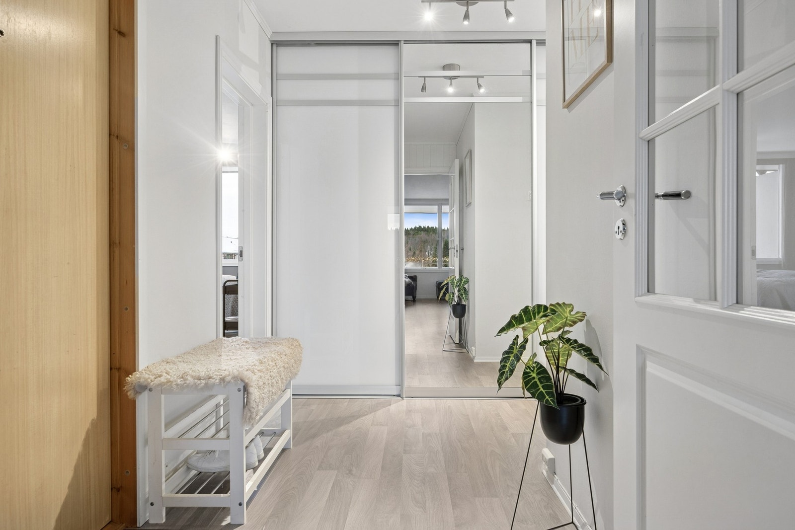 Dette er en leilighet som kombinerer moderne standard, praktiske løsninger og en svært attraktiv beliggenhet. Galleribilde