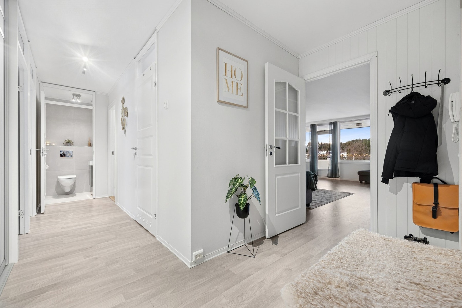 Leiligheten byr på svært gode lagringsmuligheter med bod på balkong, egen bod i trappeoppgangen og hele to romslige kjellerboder. Galleribilde