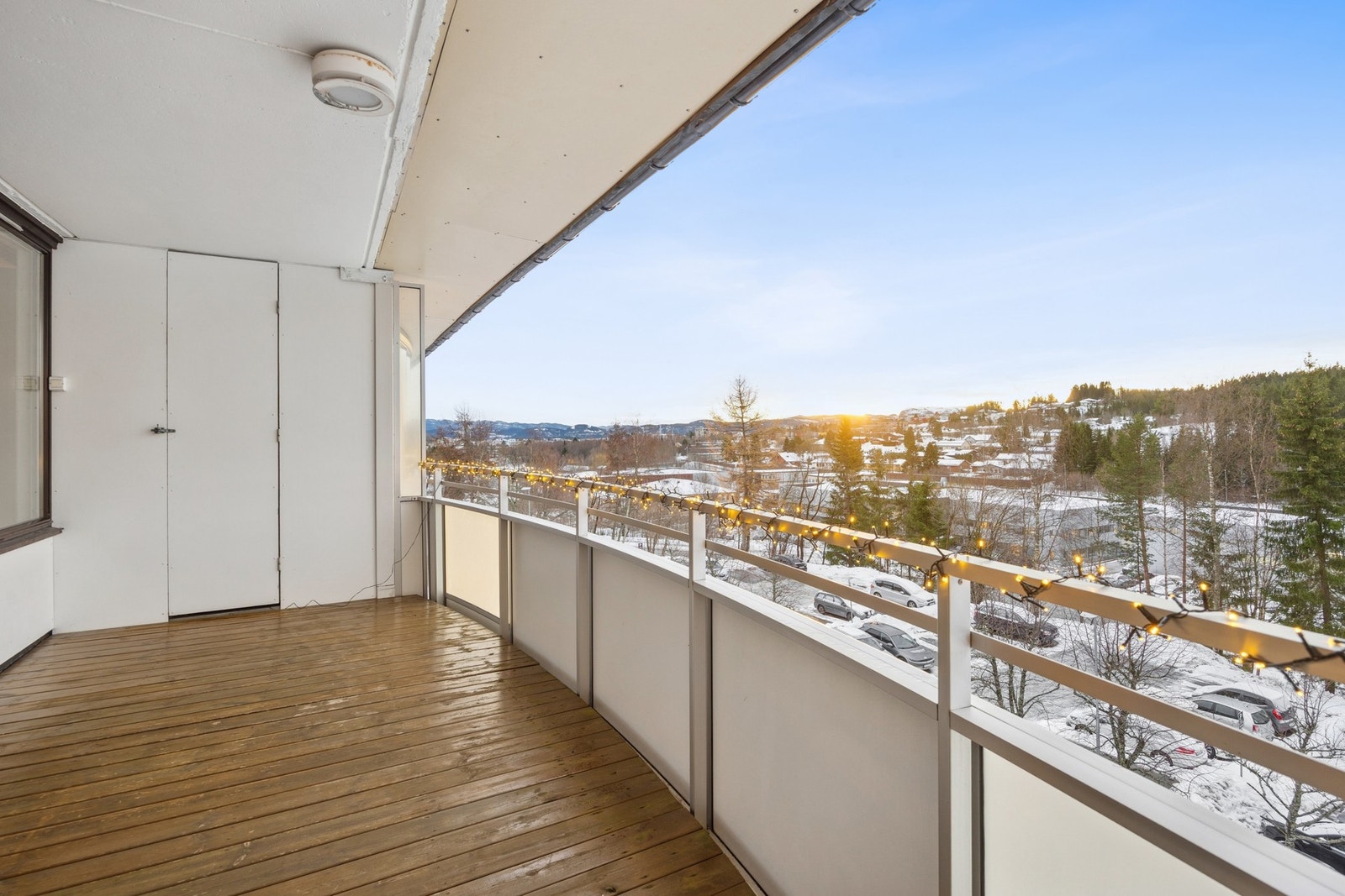 I tillegg har balkongen en praktisk, liten bod, ideell for lagring av sesongutstyr, puter eller annet som ikke trenger å stå inne. Galleribilde