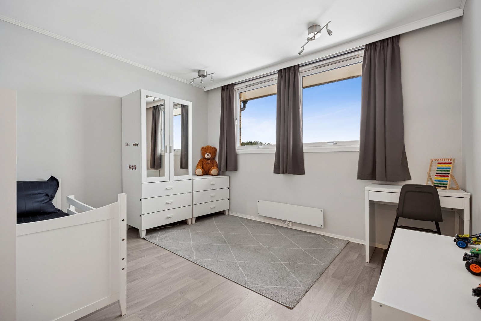 Soverom 2 er på 12 kvm og har god størrelse for ønsket sengestørrelse og annen innredning. Galleribilde