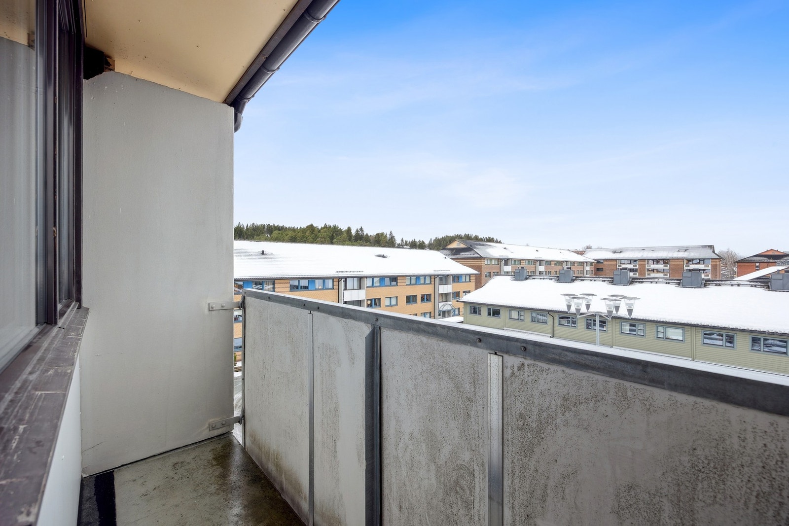 I tilknytning til hovedsoverommet finner du en skjermet balkong på ca. 3 kvm, som gir en skjermet og rolig uteplass. Galleribilde